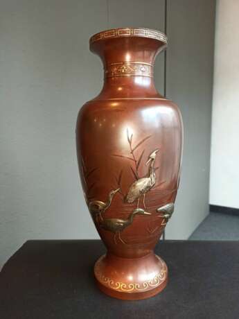 Paar feine und seltene Vasen mit Reihern und Wasserpflanzen aus braun-rötlicher Bronze - Foto 7
