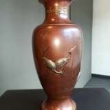 Paar feine und seltene Vasen mit Reihern und Wasserpflanzen aus braun-rötlicher Bronze - Foto 8