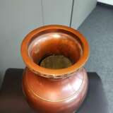 Paar feine und seltene Vasen mit Reihern und Wasserpflanzen aus braun-rötlicher Bronze - photo 9