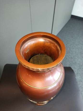 Paar feine und seltene Vasen mit Reihern und Wasserpflanzen aus braun-rötlicher Bronze - фото 9