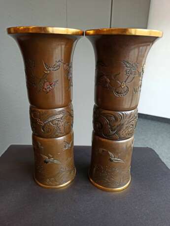 Paar feine Stangenvasen aus Bronze mit Dekor von Drachen, Kranichen, Chrysanthemen und Blüten in takabori und takazogan in farbigem Metall - photo 2