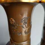 Paar feine Stangenvasen aus Bronze mit Dekor von Drachen, Kranichen, Chrysanthemen und Blüten in takabori und takazogan in farbigem Metall - photo 3