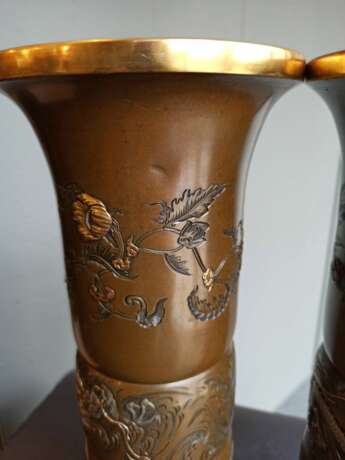 Paar feine Stangenvasen aus Bronze mit Dekor von Drachen, Kranichen, Chrysanthemen und Blüten in takabori und takazogan in farbigem Metall - фото 3