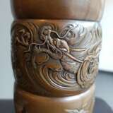 Paar feine Stangenvasen aus Bronze mit Dekor von Drachen, Kranichen, Chrysanthemen und Blüten in takabori und takazogan in farbigem Metall - photo 4