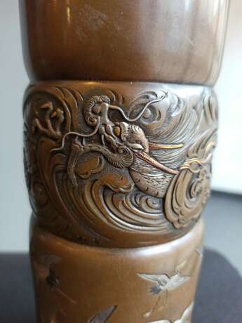 Paar feine Stangenvasen aus Bronze mit Dekor von Drachen, Kranichen, Chrysanthemen und Blüten in takabori und takazogan in farbigem Metall - Foto 4