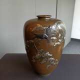 Feine Vase aus Bronze mit Raben auf mit Schnee bedeckten Kiefernzweigen sitzend, Details in Silber und Gold - photo 3