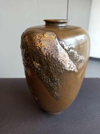 Feine Vase aus Bronze mit Raben auf mit Schnee bedeckten Kiefernzweigen sitzend, Details in Silber und Gold - Foto 4