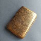 Feines in Gold tauschiertes Etui mit Pfauen und Temeplanlage aus Eisen - Foto 2