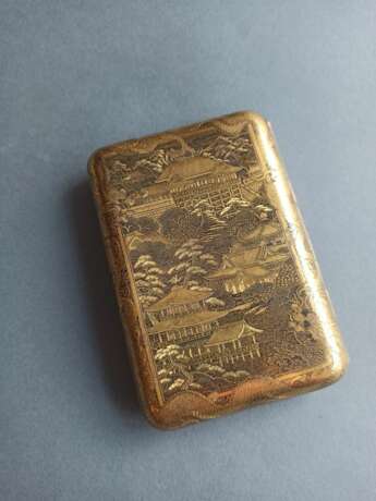 Feines in Gold tauschiertes Etui mit Pfauen und Temeplanlage aus Eisen - Foto 3