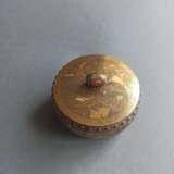 Trommelförmiges Deckeldöschen aus Eisen mit Gold- und Silbertauschierung im Komai-Stil - Foto 2