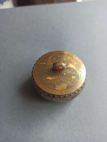 Trommelförmiges Deckeldöschen aus Eisen mit Gold- und Silbertauschierung im Komai-Stil - фото 2