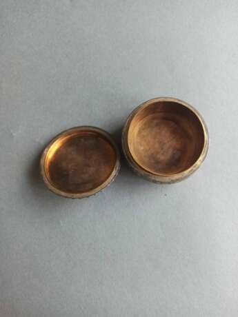 Trommelförmiges Deckeldöschen aus Eisen mit Gold- und Silbertauschierung im Komai-Stil - Foto 4