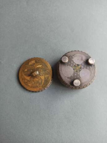 Trommelförmiges Deckeldöschen aus Eisen mit Gold- und Silbertauschierung im Komai-Stil - Foto 5