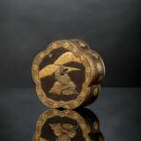 Blütenförmige Deckeldose aus Eisen mit feiner Goldtauschierung eines Bogenschützen neben Felsen, seitlich Chrysathemen-Muster - Foto 1