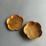 Blütenförmige Deckeldose aus Eisen mit feiner Goldtauschierung eines Bogenschützen neben Felsen, seitlich Chrysathemen-Muster - фото 5