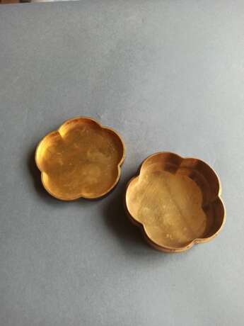 Blütenförmige Deckeldose aus Eisen mit feiner Goldtauschierung eines Bogenschützen neben Felsen, seitlich Chrysathemen-Muster - photo 5