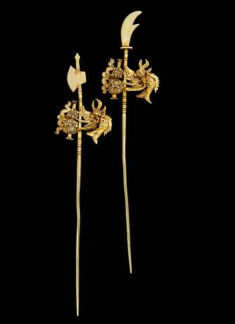 Paar goldene Haarnadeln mit Hellebarde und Axt - фото 2