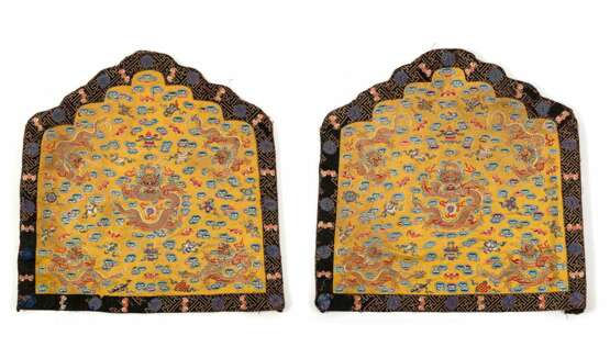Paar kaiserliche gelbgrundige Kissenbezüge aus Seide mit 'Fünf Drachen'-Dekor - Foto 1
