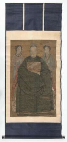 Anonymes Ahnenporträt einer Adligen mit Rangabzeichen und zwei Mädchen hinter ihr, als Hängerolle montiert - photo 2