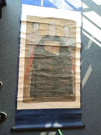 Anonymes Ahnenporträt einer Adligen mit Rangabzeichen und zwei Mädchen hinter ihr, als Hängerolle montiert - photo 3