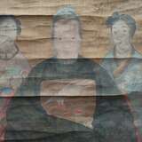 Anonymes Ahnenporträt einer Adligen mit Rangabzeichen und zwei Mädchen hinter ihr, als Hängerolle montiert - Foto 4