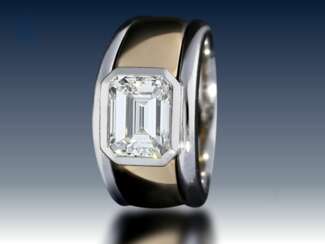Ring: massiver Goldschmiedering mit sehr wertvollem Diamant im seltenen Emerald-Cut, 2,50ct, Spitzenqualität, Nobeljuwelier Brahmfeld & Gutruf Hamburg, mit Originalbox, geschätzter damaliger Kaufpreis DM 80.000,-