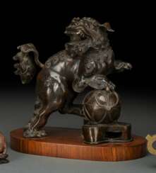 Bronze eines buddhistischen Löwen mit Brokatball auf Holzstand