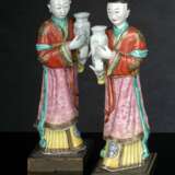 Paar 'Famille rose'-Figuren von stehenden Damen auf Bronzesockel - Foto 1