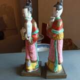 Paar 'Famille rose'-Figuren von stehenden Damen auf Bronzesockel - фото 3