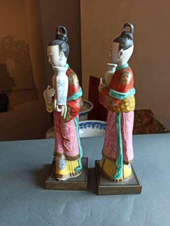 Paar 'Famille rose'-Figuren von stehenden Damen auf Bronzesockel - Foto 3