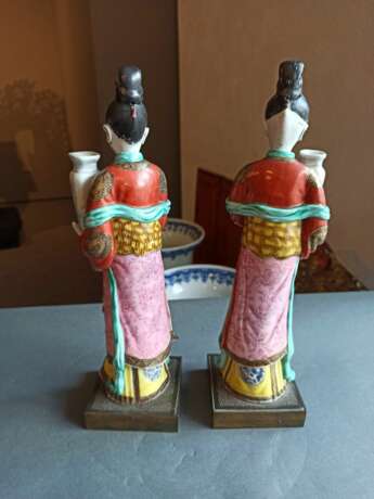 Paar 'Famille rose'-Figuren von stehenden Damen auf Bronzesockel - фото 4