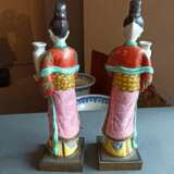 Paar 'Famille rose'-Figuren von stehenden Damen auf Bronzesockel - Foto 4
