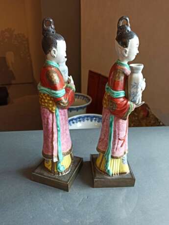 Paar 'Famille rose'-Figuren von stehenden Damen auf Bronzesockel - photo 5