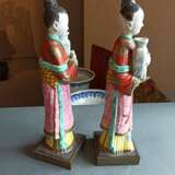 Paar 'Famille rose'-Figuren von stehenden Damen auf Bronzesockel - Foto 5