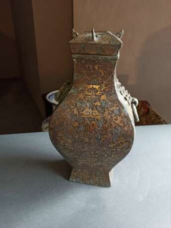 Fanghu aus Bronze mit Einlagen und zweiseitigen 'taotie'-Masken mit Ringhenkeln - Foto 2