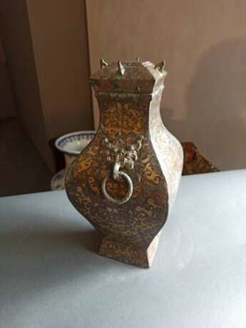 Fanghu aus Bronze mit Einlagen und zweiseitigen 'taotie'-Masken mit Ringhenkeln - Foto 3