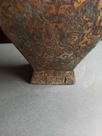 Fanghu aus Bronze mit Einlagen und zweiseitigen 'taotie'-Masken mit Ringhenkeln - фото 4