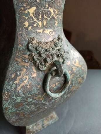 Fanghu aus Bronze mit Einlagen und zweiseitigen 'taotie'-Masken mit Ringhenkeln - Foto 5