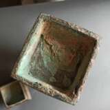 Fanghu aus Bronze mit Einlagen und zweiseitigen 'taotie'-Masken mit Ringhenkeln - Foto 7