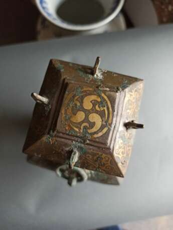 Fanghu aus Bronze mit Einlagen und zweiseitigen 'taotie'-Masken mit Ringhenkeln - photo 8
