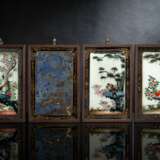 Satz von vier Hinterglasbildern, teils in Gold dekoriert mit Vogeldarstellungen in Hongmu-Rahmen als Bilder montiert - Foto 1