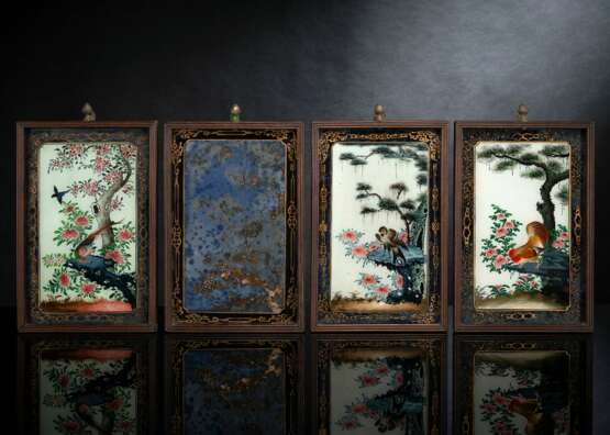 Satz von vier Hinterglasbildern, teils in Gold dekoriert mit Vogeldarstellungen in Hongmu-Rahmen als Bilder montiert - Foto 1