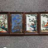 Satz von vier Hinterglasbildern, teils in Gold dekoriert mit Vogeldarstellungen in Hongmu-Rahmen als Bilder montiert - photo 2