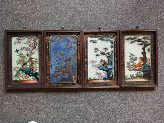 Satz von vier Hinterglasbildern, teils in Gold dekoriert mit Vogeldarstellungen in Hongmu-Rahmen als Bilder montiert - фото 2