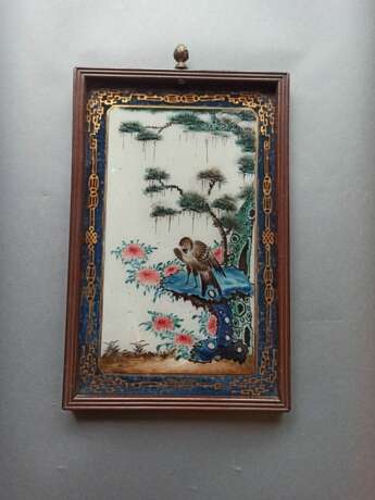 Satz von vier Hinterglasbildern, teils in Gold dekoriert mit Vogeldarstellungen in Hongmu-Rahmen als Bilder montiert - Foto 7