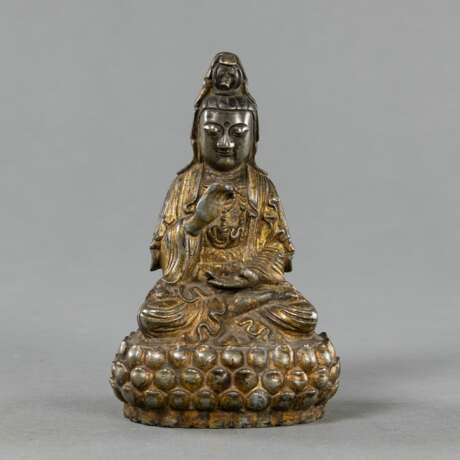 Figur des Guanyin auf einem Lotos mit Resten von Lackvergoldung aus einer Bronze-Silber-Legierung - Foto 1