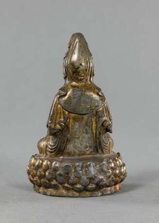 Figur des Guanyin auf einem Lotos mit Resten von Lackvergoldung aus einer Bronze-Silber-Legierung - Foto 3