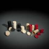 Gruppe von Spielsteinen aus Elfenbein und Ebenholz, teils gefärbt, ein Satz mit zwei Bechern und Würfeln in Original-Etui bezeichnet Tungshing - Foto 1