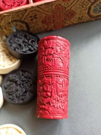Gruppe von Spielsteinen aus Elfenbein und Ebenholz, teils gefärbt, ein Satz mit zwei Bechern und Würfeln in Original-Etui bezeichnet Tungshing - фото 5