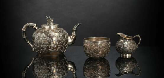 Teekanne, Milchgießer und Schale aus Silber mit Drachenrelief - Foto 1